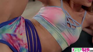 Tiny soli māsa un viņas saspringto draugs bija stepbro saņemt negaidītu boner par viņiem