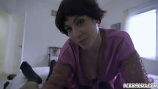 Geile mama Jessica Ryan neemt in haar stiefzoon te zuigen zijn jonge lul