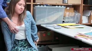 ���ុងក្មេងស្រីត្រូវគេចាប់ shoplifting និងមន្រ្តីដាក់ទោសរបស់នាង។លោក gropes របស់នាង tits តូចនិងត្រួតរបស់នាងដើម្បីឱ្យគាត់មួយ bj។បន្ទាប់មកគាត់បានរបស់នាង pussy