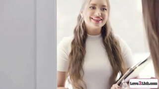 ���ેડિંગ પ્લાનર seduces એક દંપતિ અને હસ્તમૈથુન તેમના cunts અને ખાતરી એમ હોય 3some.તે licks આ બ્લોડેશ ભોસ ચુત તરીકે તેના મોટા બોબલા વાળી મહિલા gf facesits તેના