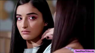 Алана Круз және Эмили Уиллис пайдаланады тілі бір-біріне қол жеткізу үшін отыр