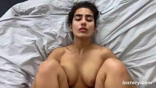 Ligante Siajn Krurojn Super Ŝia Kapo Por Pli Profunda Penetro