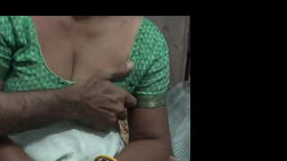 Мачыха са сваім узбуджаным сынам дзеляць односпальные ложак