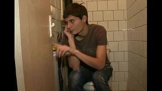 او بازی می کند با دیک بزرگ از دختر