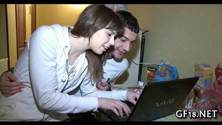 Zoete uitziende tiener schoonheid neemt vaste 10-ponder