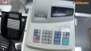 Blond babe selger hennes vesker og knust