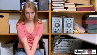 Calenta noia jove lladre follar per un policia corrupte