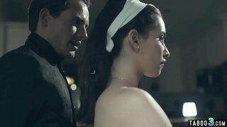 Мали сиськастая млада домаћица препушта велики пенис мужа