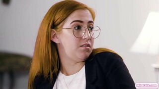 Hot blonde und Ihr vollbusig partner in crime planen Ihre nächste große Ziel.Plötzlich kam Ihr Bewährungshelfer kommt, und untersuchen, Ihr partner.Sie wirken wie ein paar und beweisen, dass es der Offizier.Sie beginnen zu küssen und lecken der jeweils anderen Muschi.