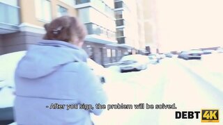 DEBT4K. Calibri Angel bartender cha ghabh eòlas air airgead ach &#039;s i a&#039; cleachdadh her sexual charms