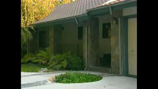 קורץ כערד הייס בלאָנדע מאָונז בשעת רידעס גרויס דיק דורך איר אַסכאָול בייַ דער ערשטער צייַט