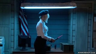 ���पकेबाज मनुष्य बांधील आणि fucked interrogator