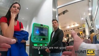 HUNT4K. मानिस हेर्छ कसरी आफ्नो सुन्दरता हुन्छ penetrated द्वारा आगन्तुक