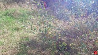 Fremdulo Fucked Catwoman En La Buŝo Post Meditante En La Arbaro