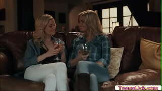 Serene Siren sprider bara benen och ser Charlotte Stokely äta det