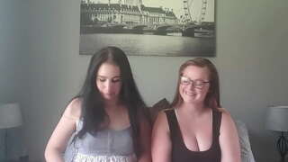 Malgranda kontraŭ big boobs fumi cigaredon