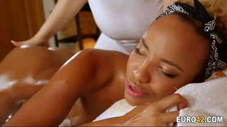 Массаж майы жақсы менің лесбиянкой-массажисткой