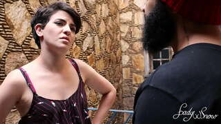 Comunistinha idi səs Boulos və nəticədə çevirmək buynuz