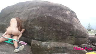 Pornstar Manu Fox sekso anal kun neniu kondomo sur la publika strando