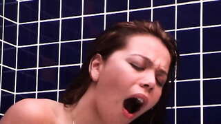 En la Bano, Ŝi Petis Dick en la Pugo!!!