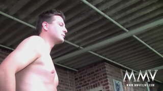 Rødhårete swinger i musefletter Nicole S masserer hennes store knockers, suge to pricks og komme facialized i trekant